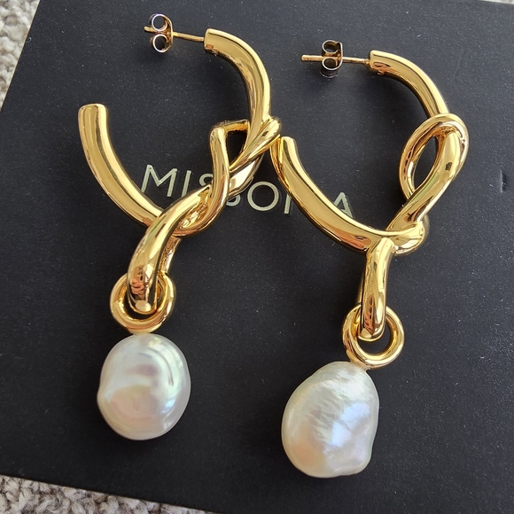 Missoma pearl earrings - Picture 4 of 8